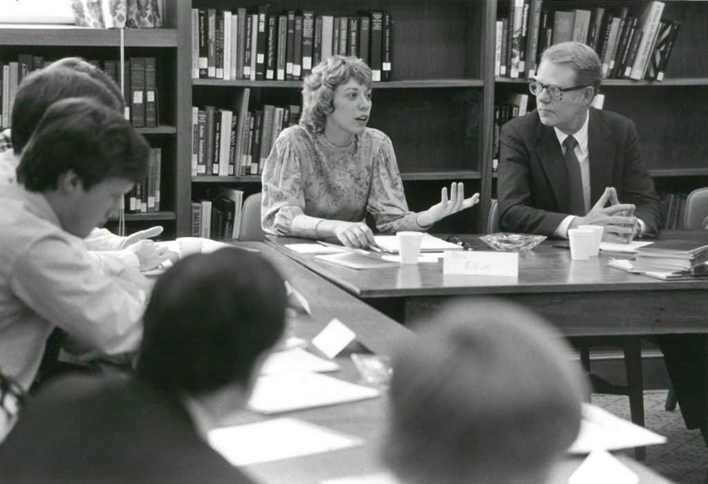 Lou Hodges at the Journalism and Ethics Institute in 1985.