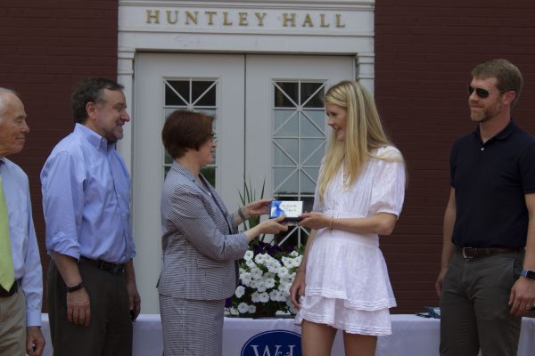Prof.-Linda-Hooks-presents-Madelyn-Weber-‘21-with-the-Kim-Family-Prize.-Looking-on-are-Prof.-Carl-Kaiser-Prof.-Michael-Anderson-and-Prof.-Chris-Handy.-600x400 Williams School Congratulates Class of 2021 Award Winners