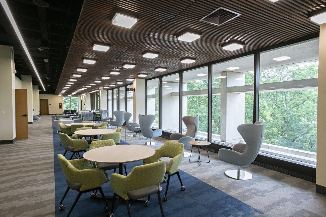 Outside the Teaching Hub is an extension of the collaboration gallery that is sure to be a popular spot for studying and meeting. Here, as in other parts of the center, there are a plethora of charging stations and lovely views of the greenery outdoors.