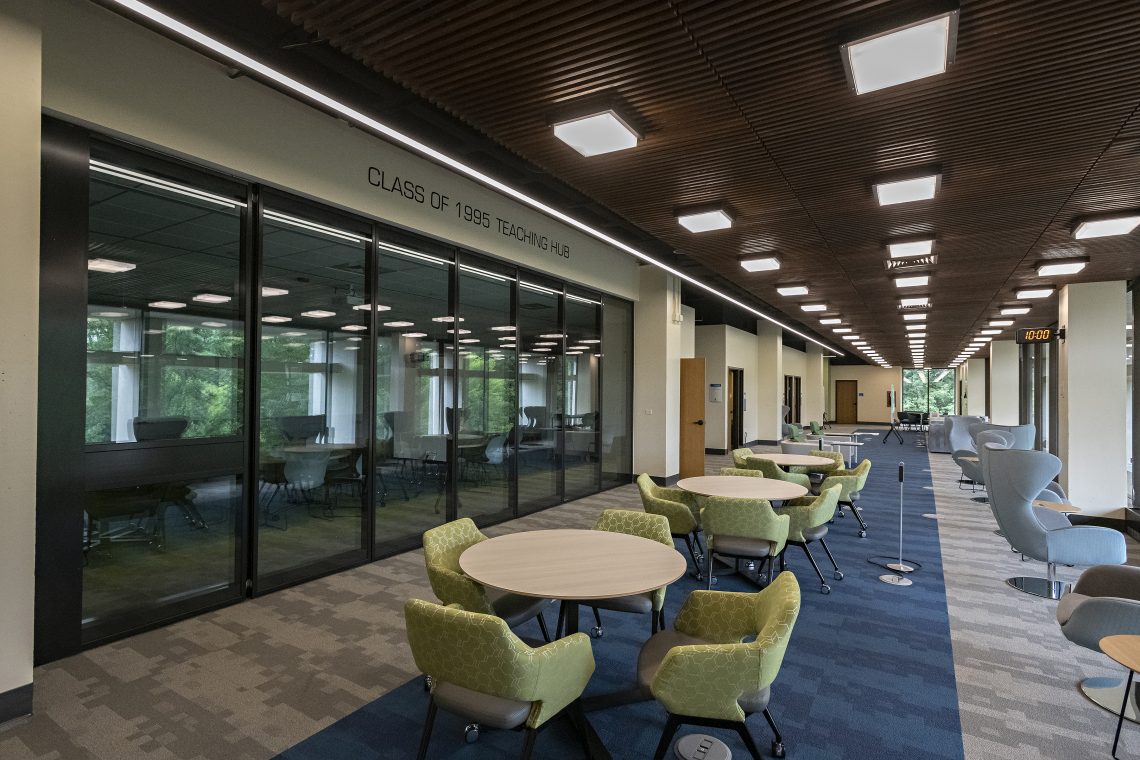 This glass wall, which stands between the collaboration gallery and the Class of 1995 Teaching Hub, can be retracted to expand the size of the Teaching Hub.