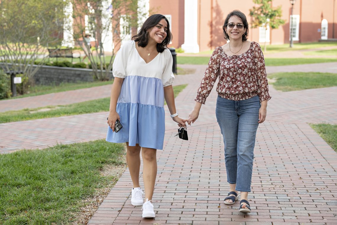 Manuela Zapata ’24 and her mother during Parents and Family Weekend