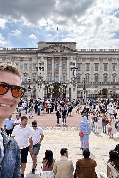 Jackson Flower '25 poses in front of Buckingham Palace.