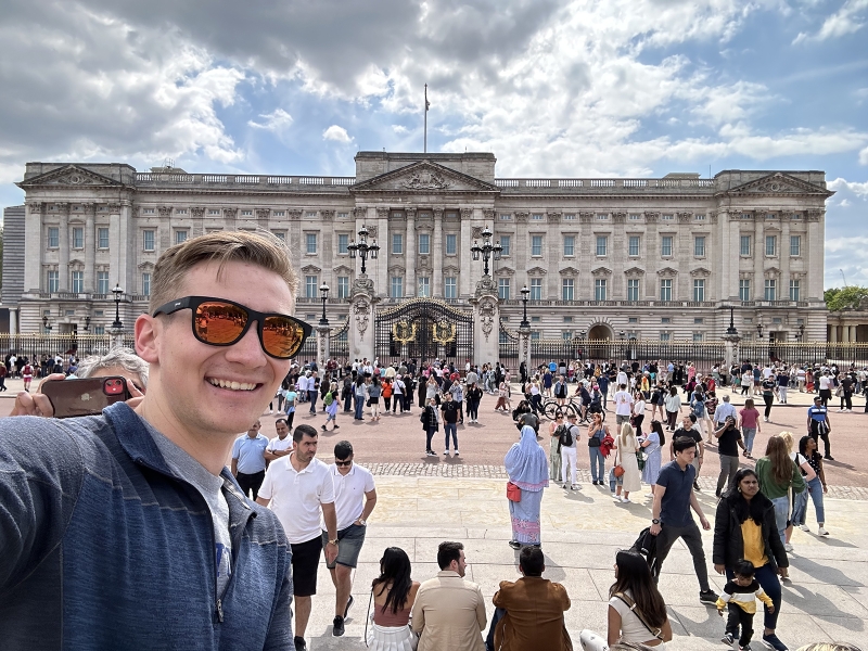 Jackson Flower &#039;25 poses in front of Buckingham Palace.