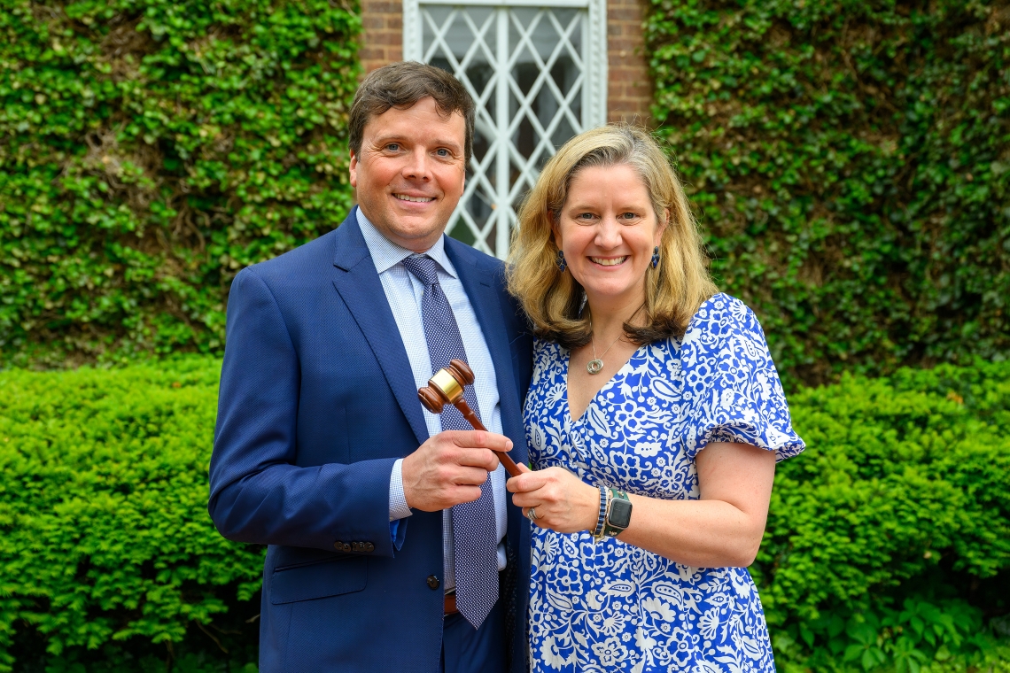 The incoming president of the Alumni Board, Sandy Hooper ’97, ’03L, receives the gavel from outgoing president Jane Ledlie Batcheller ’03, ’08L.