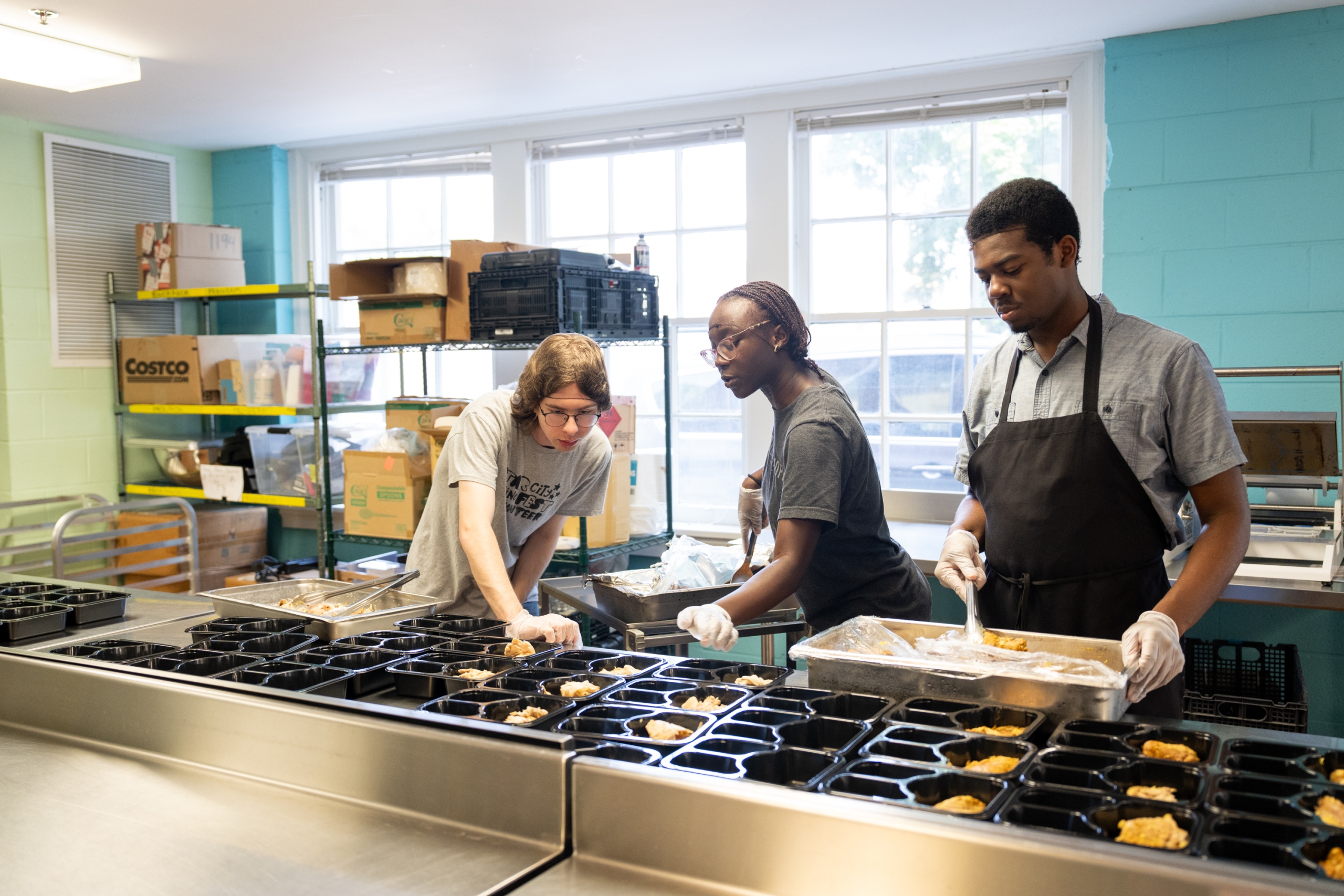 Shaliyah Rose '29 welcomes students in the Advanced Immersion and Mentoring (AIM) program to a Campus Kitchen shift.